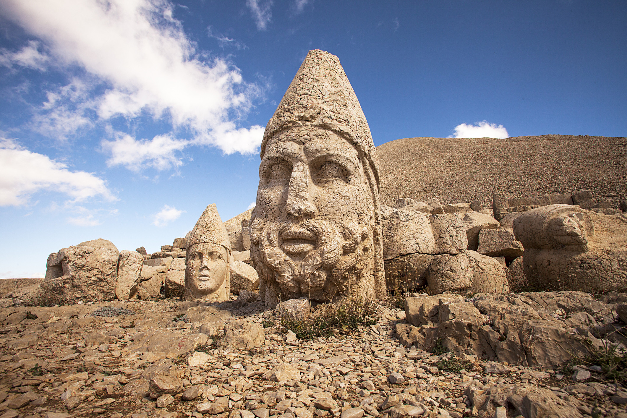 Nemrut Dağı’nın Sessiz Tanıkları: Taşlara Kazınmış Sır